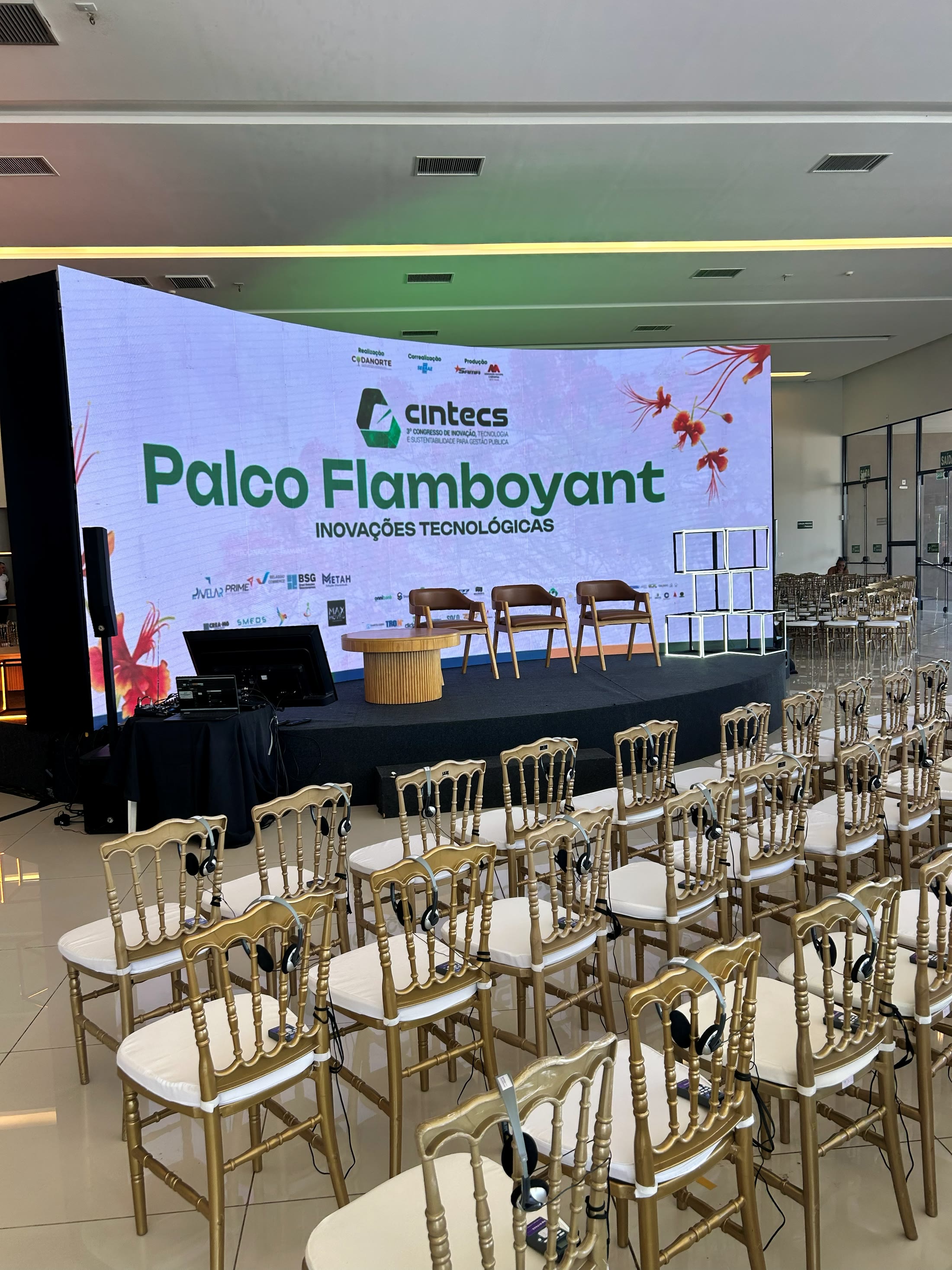 Palco Flamboyant do CINTECS montado com cadeiras e painel