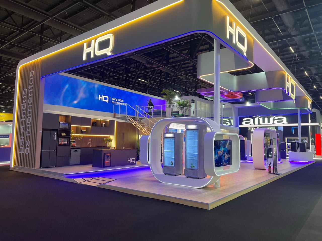 Stand HQ de dois pavimentos com vitrines iluminadas na Eletrolar Show
