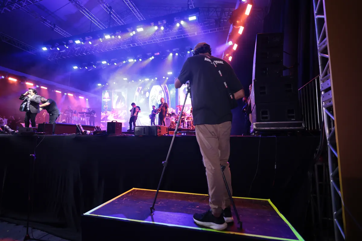 Operação de câmera ao lado do palco durante show na Semana S 2026